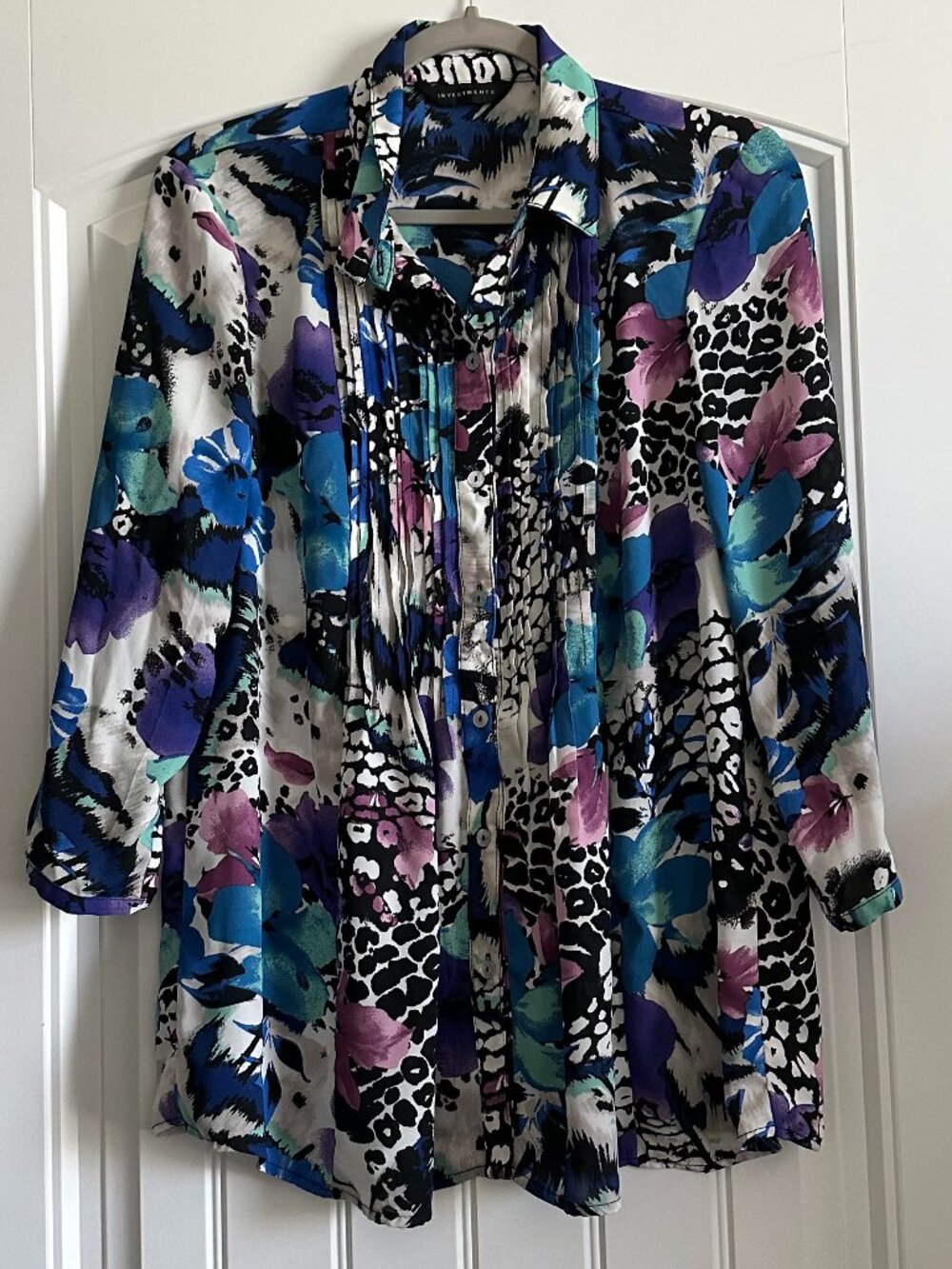 NWOT Investments Abstract Button Up Top M